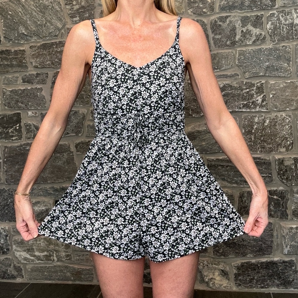 Hollister Romper Navy Blue White Daisy Fabric size Small